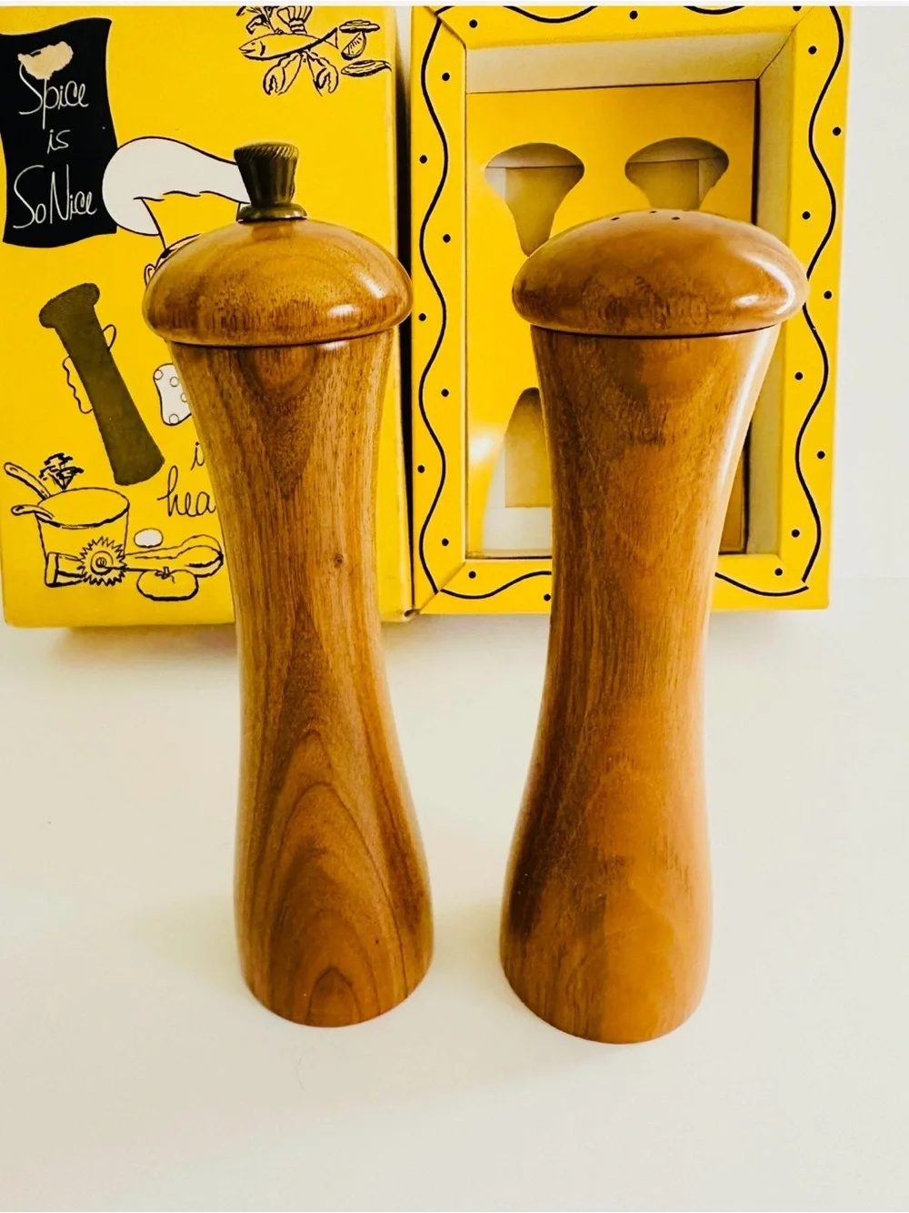Vintage Wooden Salt & Pepper Mill Set i